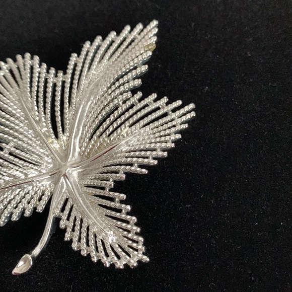 Sarah Coventry Maple Leaf Brooch Pin Textured Silver Tone 2 7/8” Nice Weight - Picture 5 of 12